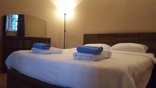 Un dormitorio con una cama con toallas. en Apartment Rustaveli 1, en Tiflis