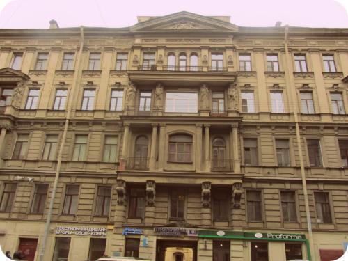 The building in which a vendégházakat is located