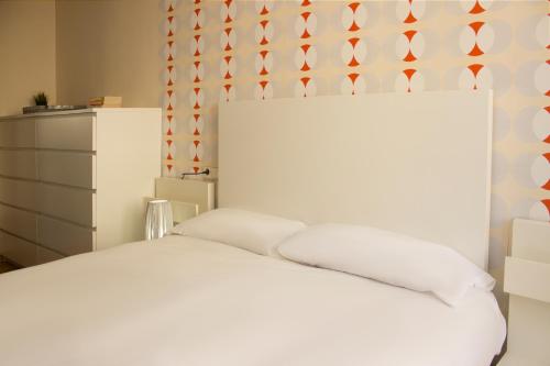 バレンシアにあるBeautiful Flat in Conde Altea St. Valenciaの白いベッドが備わるベッドルーム1室(壁付)