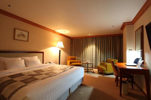 Un pat sau paturi într-o cameră la Hotel International Changwon