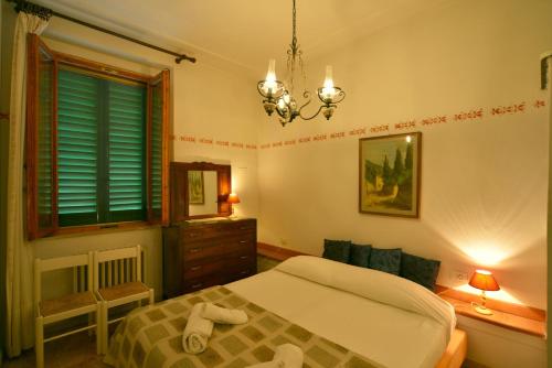 a bedroom with a bed and a dresser and a window at damario panorama in Panzano