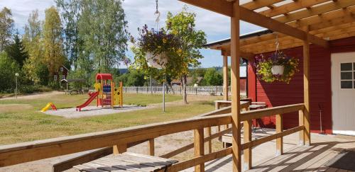un parque infantil con tobogán en Torsby Vandrarhem en Torsby