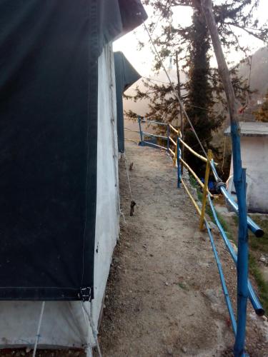 une tente installée à côté d'une clôture dans l'établissement Dalhousian camping⛺⛺⛺⛺, à Dalhousie