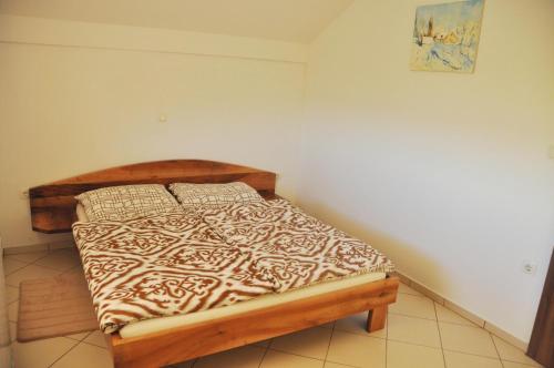 um quarto com uma cama num quarto em Apartman"KATJA" em Sveti Martin na Muri