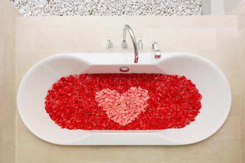 a bathroom sink with a heart made out of red yarn at Akhyana Village in Jimbaran