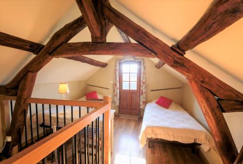 Camera mansardata con letto e scala. di Domaine La Carrière a Toulon-sur-Allier