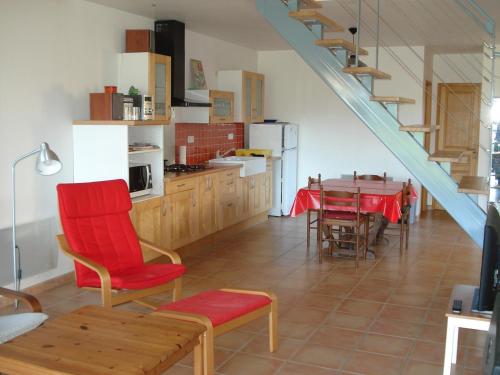 cocina y comedor con mesa y escalera en Gîte du Tarbésou, en Régat