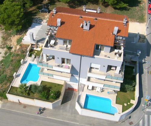 Deluxe Apartment with private Pool - 100m from the sea