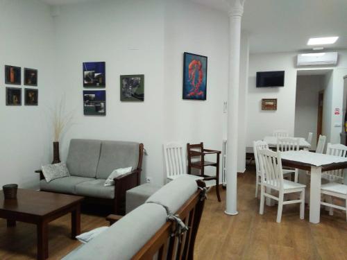 ein Wohnzimmer mit einer Couch und einem Tisch und Stühlen in der Unterkunft La Casa del Hilario in Milagro