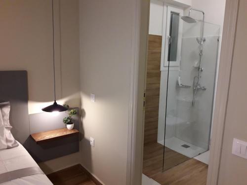 een badkamer met een douche en een glazen deur bij Amazing apartment in Kolonaki in Athene
