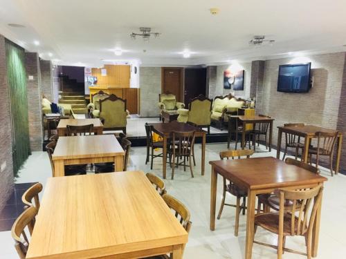 Ein Restaurant oder anderes Speiselokal in der Unterkunft Lara Kapris Hotel 