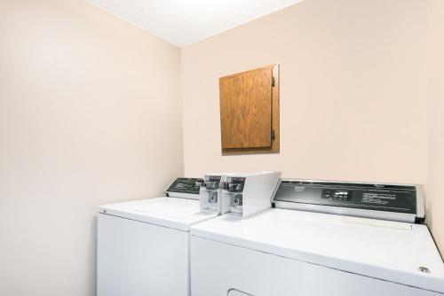 eine Waschküche mit Waschmaschine und Trockner in der Unterkunft Super 8 by Wyndham Milbank SD in Milbank