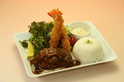 Comida en o cerca de este love hotel