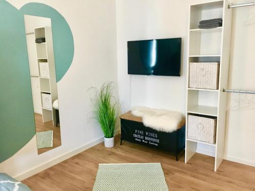 a living room with a ottoman and a tv at 5 Zimmer Loftstylewohnung in Bad Wörishofen in Bad Wörishofen