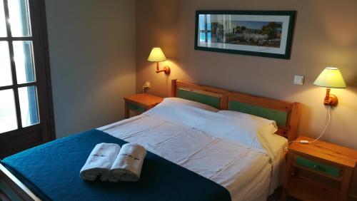 Giường trong phòng chung tại Lakonia Bay Apartments