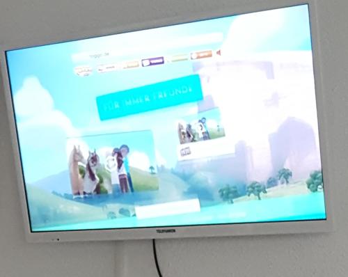 una pantalla de televisión con un sitio web en Ferienwohnung Am Eck, en Rust