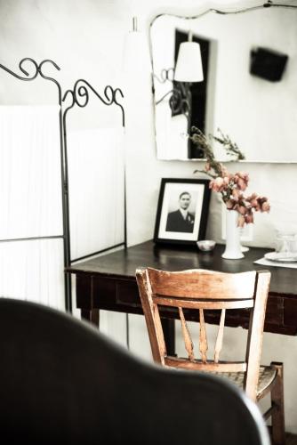 a table with a chair and a desk with a mirror at WUNDERGARTEN Dimora dei Frati in Gratteri