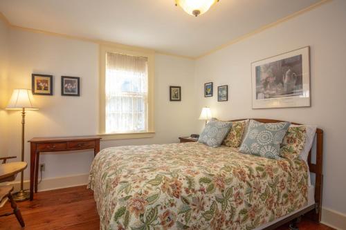 Una cama o camas en una habitación de Clark Currier Inn