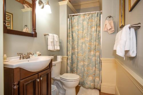 Un baño de Clark Currier Inn