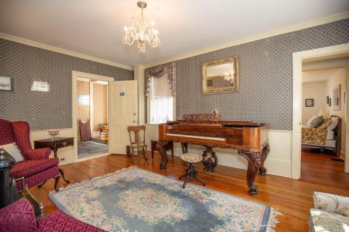 Un lugar para sentarse en Clark Currier Inn