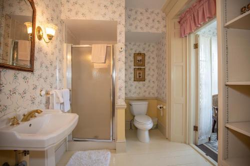Un baño de Clark Currier Inn