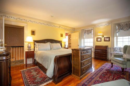 Una cama o camas en una habitación de Clark Currier Inn
