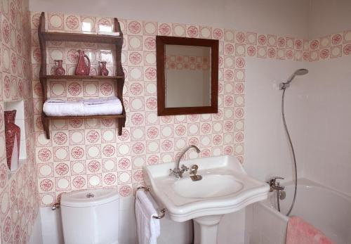 Ένα μπάνιο στο Chambres d'hôtes La Distillerie B&B