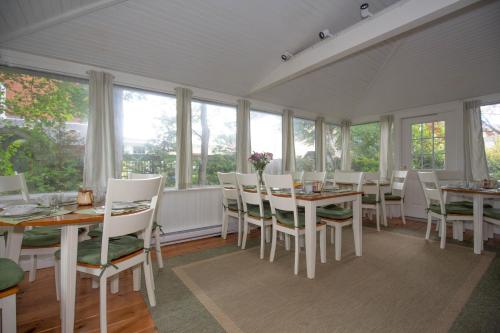 Un restaurante u otro lugar para comer en Clark Currier Inn