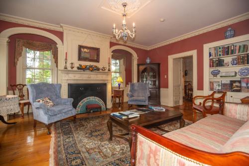 Un lugar para sentarse en Clark Currier Inn