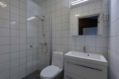 y baño con aseo, lavabo y espejo. en Bitigrenda G en Beitostøl