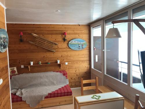 ヴァールにあるBoost Your Immo Skis aux pieds Pelvoux 2 bis 56の木製の壁のベッド1台が備わる部屋