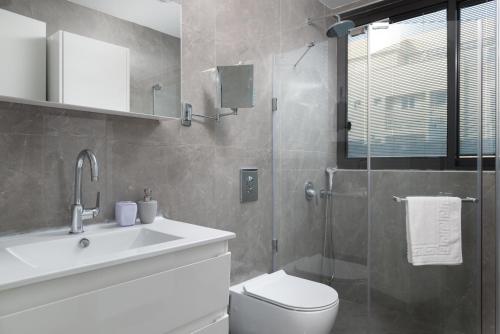 A bathroom at Luxury 2bdrm balcony & parking close to the Beach