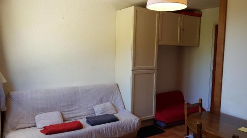 - un salon avec un canapé et une table dans l'établissement Boost Your Immo Centre Vars 58, à Vars