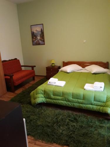 En eller flere senger på et rom på Ageri
