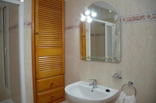 ロス・ジャノス・デ・アリダネにあるApartamento Yerayのバスルーム(洗面台、鏡付)