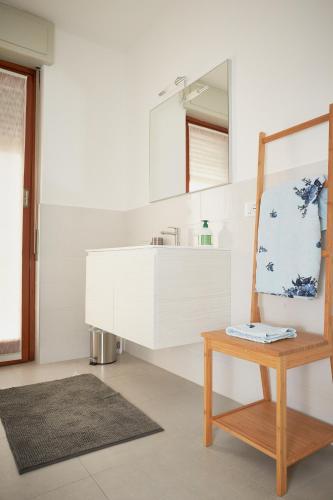 a bathroom with a sink and a mirror and a table at Aerie Esmeralda in Como