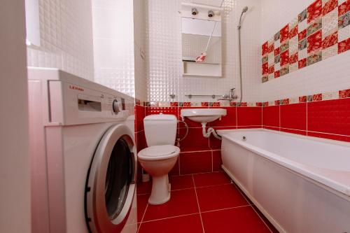 オレンブルクにあるАпартаменты на Геннадия Донковцева 13のバスルーム(トイレ、洗面台、洗濯機付)