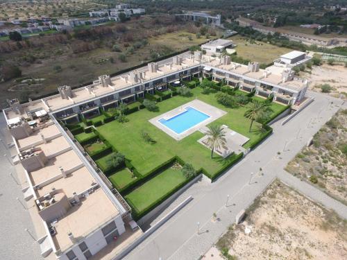 una vista aérea de una casa con piscina en Apartamento ideal para desconectar en L'Ampolla