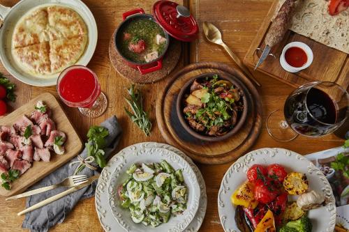 Jídlo v penzionu nebo okolí