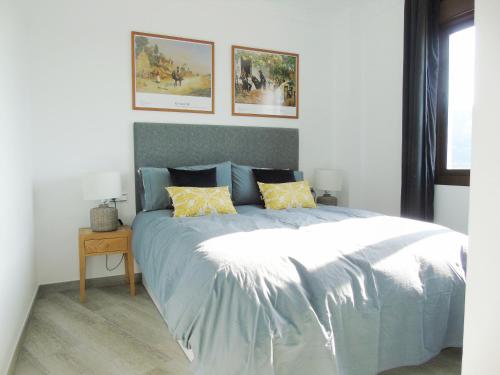 コンペタにあるApartamento Athinaのベッドルーム1室(青いシーツと黄色い枕のベッド1台付)
