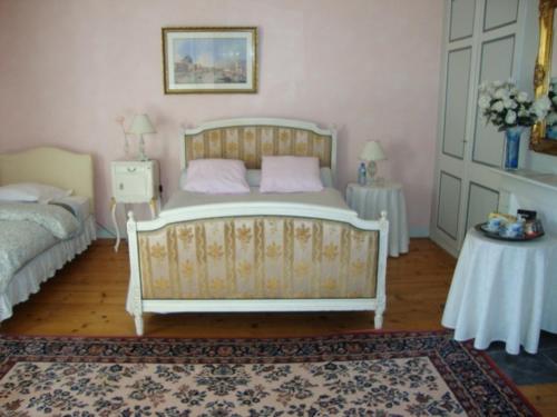 מיטה או מיטות בחדר ב-AU CHARME DES POMMIERS