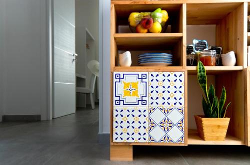 een houten kast met een fruitschaal erop bij B&B Vietri 360 in Vietri