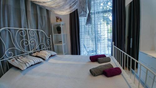 カリテア・ハルキディキにあるOpenSky Luxの白いベッド(枕2つ付)が備わるベッドルームです。
