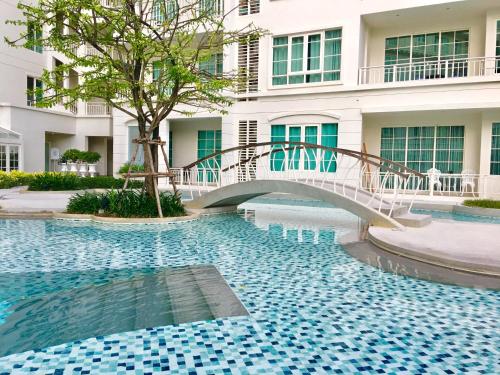Swimmingpoolen hos eller tæt på Summer Huahin 619,2 Bedroom condo,Sea View,Near Beach&Cicada,Beautiful Swimming pool