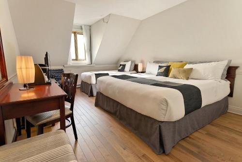 A bed or beds in a room at Hotel Cap-aux-Pierres