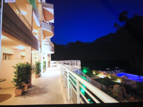 Nespecifikovaný výhled na hory nebo výhled na hory při pohledu z hotelu