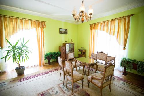 una sala da pranzo con tavolo e sedie di U Schabińskiej - Pałac w Gorlicach a Gorlice