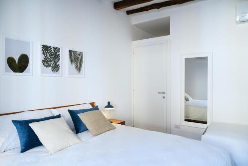 A bed or beds in a room at MI HOME NAVIGLI