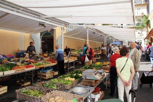 un groupe de personnes autour d'un marché agricole dans l'établissement Apartment Monaco Palais Josephine, à Beausoleil