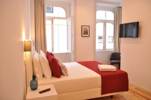 a hotel room with a bed and a television at Mystay Porto Batalha in Porto